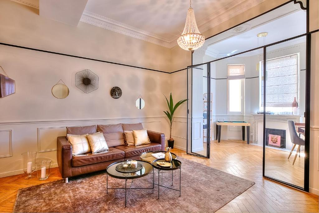 un salon avec un canapé et une table dans l'établissement FAR5 - 3 chambres à deux pas de la rue d'Antibes, à Cannes