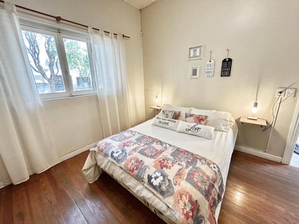 Postel nebo postele na pokoji v ubytování Casa Las Rosas en la mejor zona de mendoza quinta seccion
