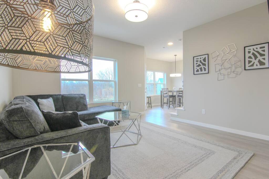 Χώρος καθιστικού στο Cedar Falls Townhome - New Construction - 3 KINGS!