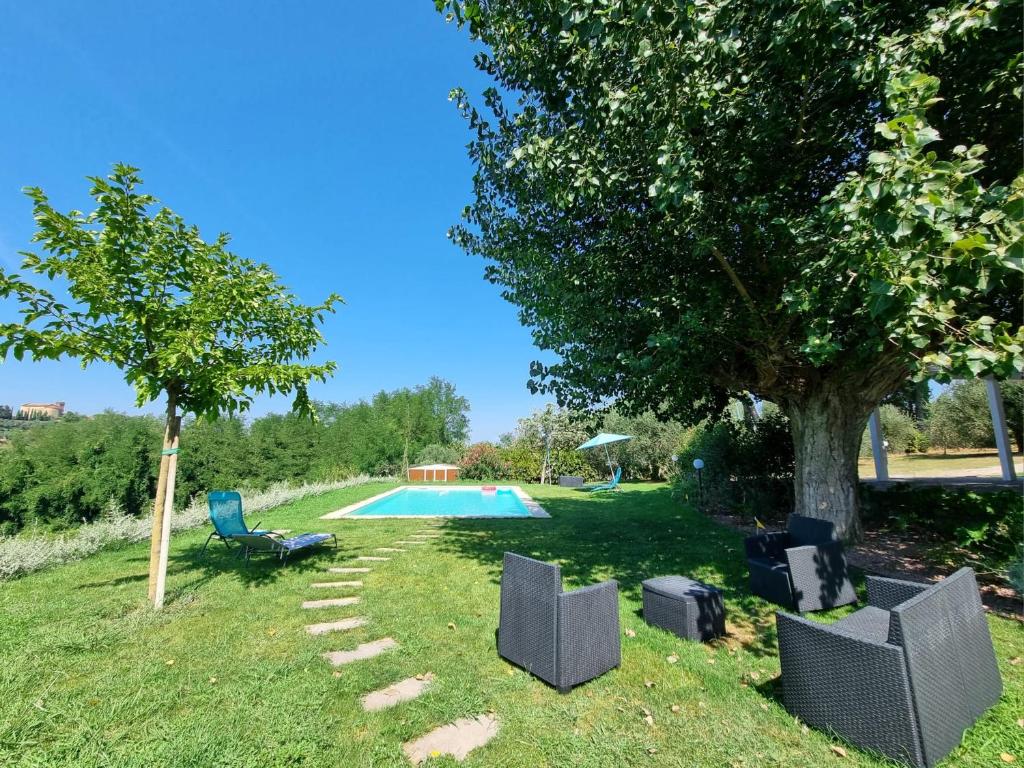 a yard with a tree and a swimming pool at Villa Lorenzana in Lorenzana