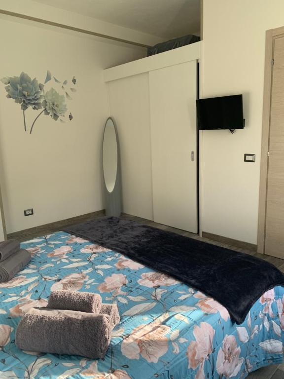 een slaapkamer met een bed met twee handdoeken erop bij Appartamento di Mara in Tertenìa