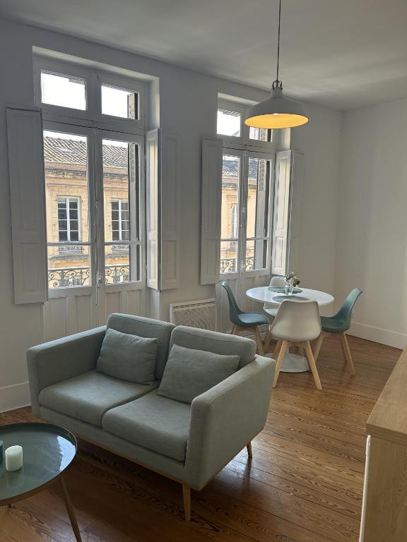 un salon avec un canapé et une table dans l'établissement Le Toulousain 202 - Appartement Cosy en Hypercentre - Quartier Jeanne d'Arc, à Toulouse