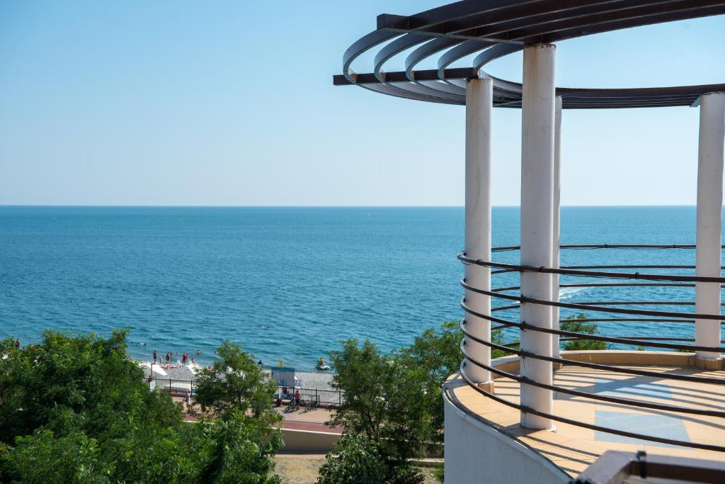 uma vista para o oceano a partir de um edifício em Bogorodsk Olympic Beach em Adler
