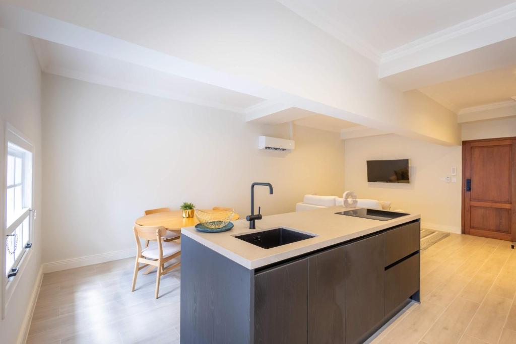 Una cocina o zona de cocina en Broadway Apartments - Chic & Stylish Urban Stays