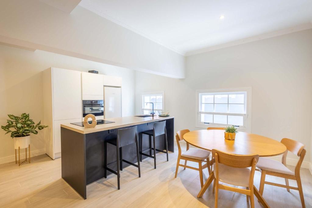 Una cocina o zona de cocina en Broadway Apartments - Chic & Stylish Urban Stays