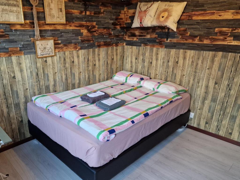 Postel nebo postele na pokoji v ubytování Hunters little house