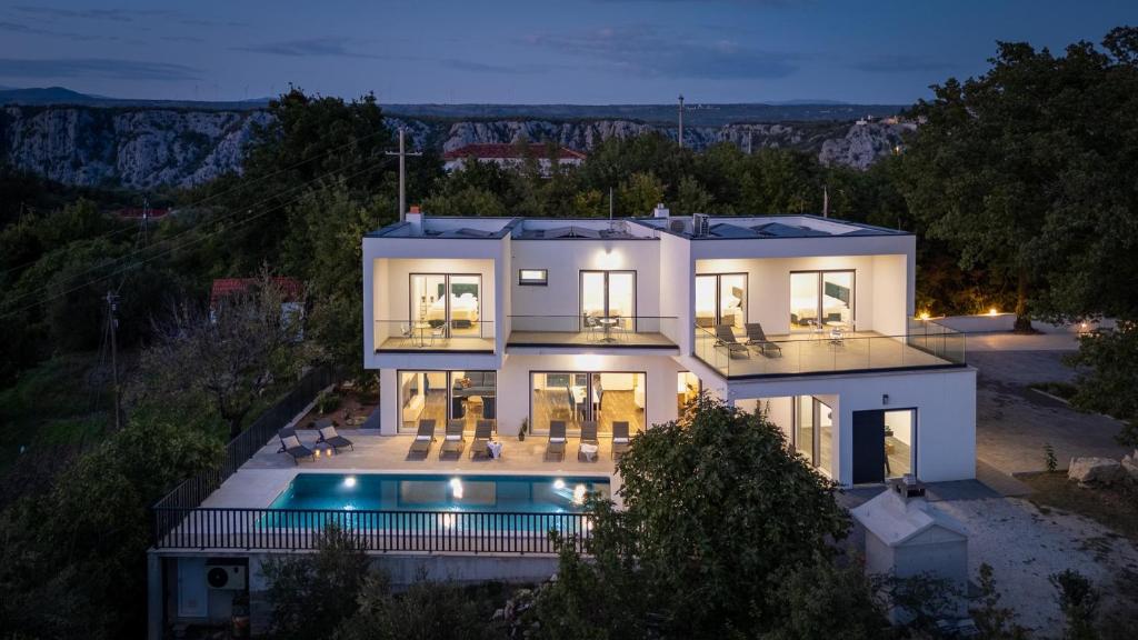 eine Luftaufnahme eines Hauses mit Swimmingpool in der Unterkunft Villa Giro in Slime