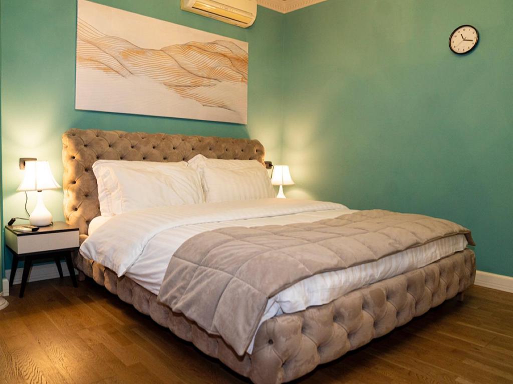 Postel nebo postele na pokoji v ubytování Hotel Vila Tirana