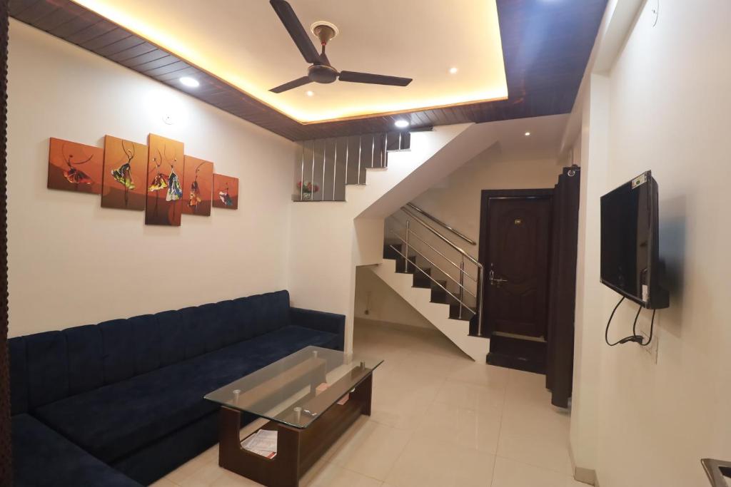 Una televisión o centro de entretenimiento en Ujjain Sparsh Stays