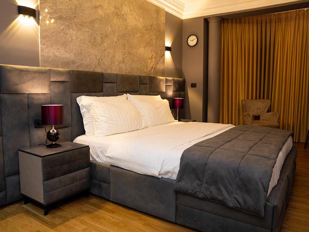 Postel nebo postele na pokoji v ubytování Hotel Vila Tirana