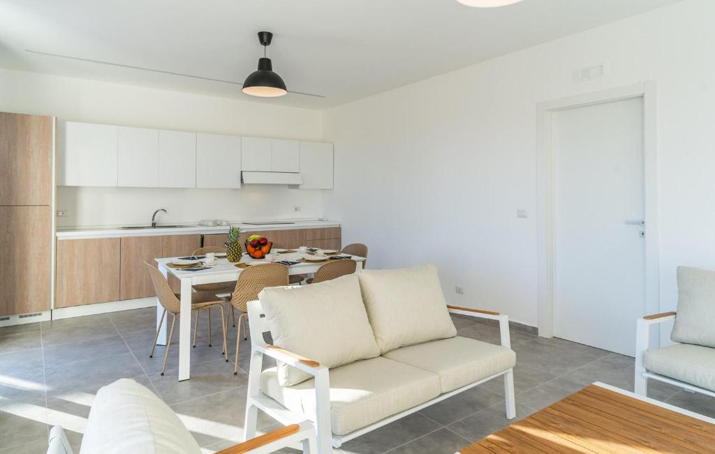 eine Küche und ein Esszimmer mit Tisch und Stühlen in der Unterkunft Pet Friendly Apartment in Marina di Modica