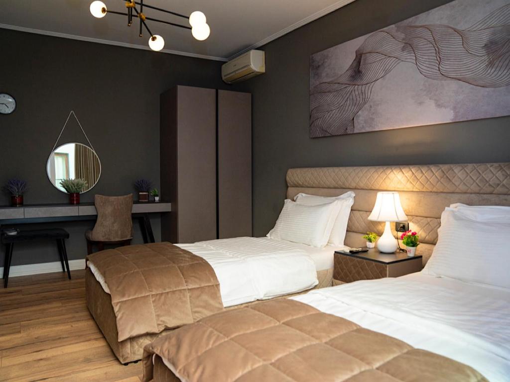 Postel nebo postele na pokoji v ubytování Hotel Vila Tirana