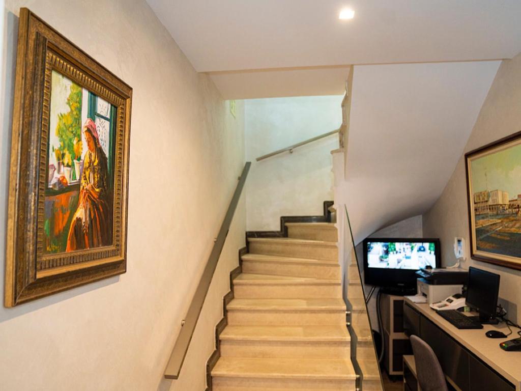 TV a/nebo společenská místnost v ubytování Hotel Vila Tirana