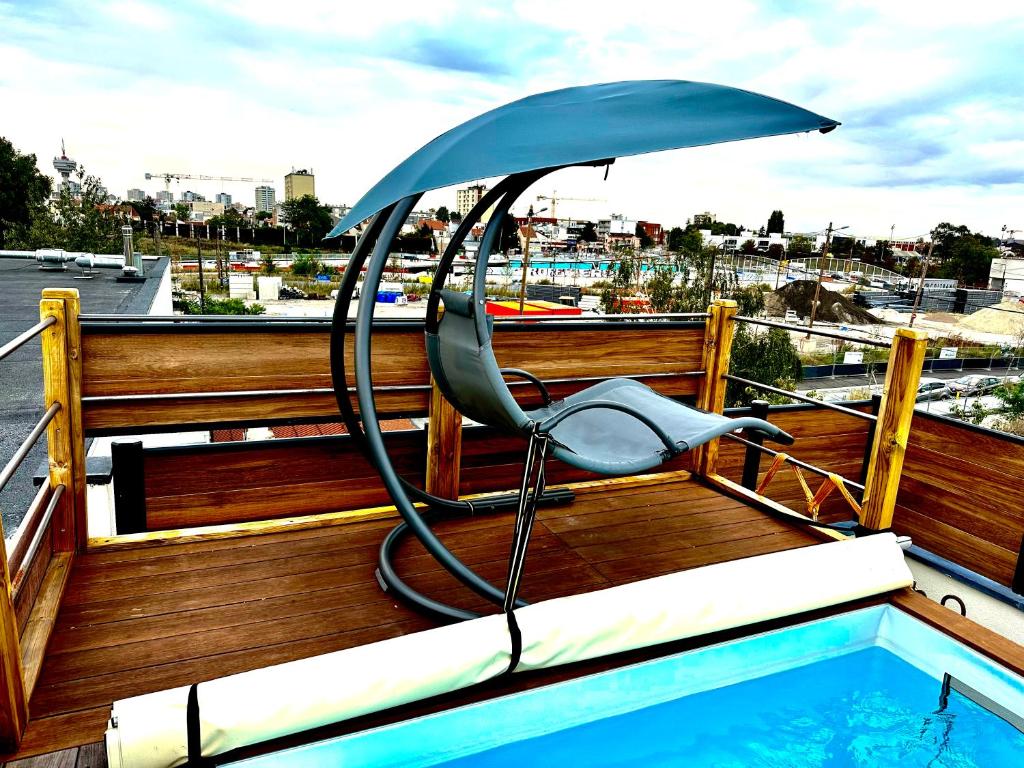 une chaise avec un parasol à côté de la piscine dans l'établissement Libre Pensée, à Romainville