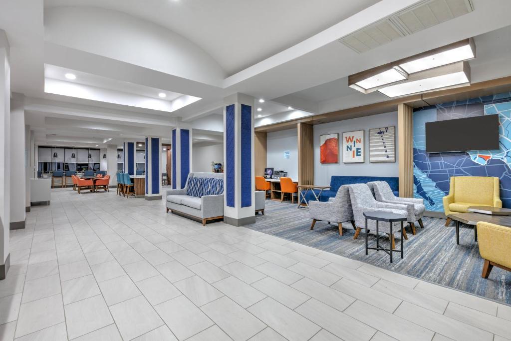 Holiday Inn Express Hotel and Suites Winnie