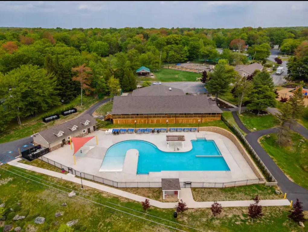 Piscina di Majestic Lake Front Chalet o nelle vicinanze