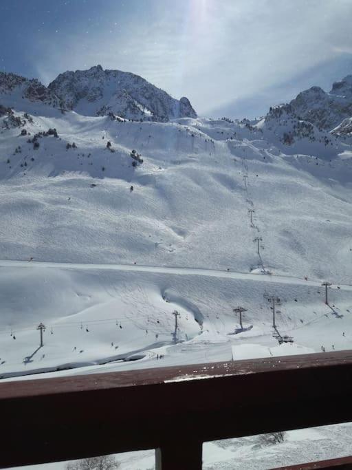 une montagne enneigée avec une piste de ski dans l'établissement Studio 4 couchages La mongie tout confort pied des pistes, à Bagnères-de-Bigorre