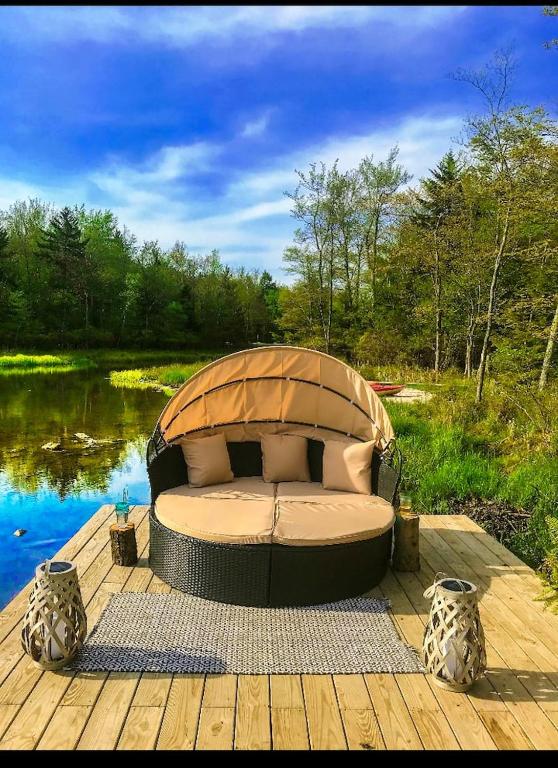 un letto su un molo accanto a un bacino d'acqua di Majestic Lake Front Chalet a Tobyhanna