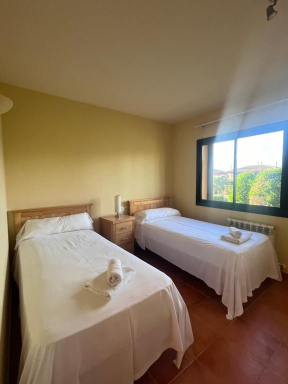 Posteľ alebo postele v izbe v ubytovaní Villa Torremirona Resort Palmeras