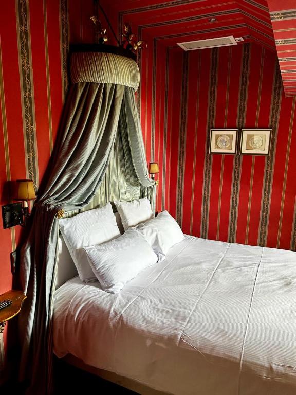 Postel nebo postele na pokoji v ubytování Hôtel le Manoir du Soldat