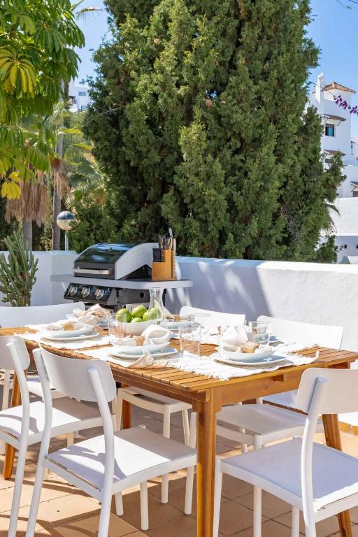 Charming Estepona Apartment with Spacious Terrace, Pool and Beach Nearby
