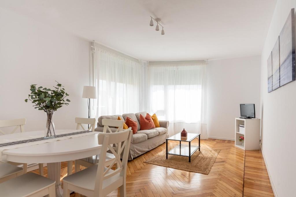 TV a/nebo společenská místnost v ubytování Acogedor apartamento con vistas a la Bahia