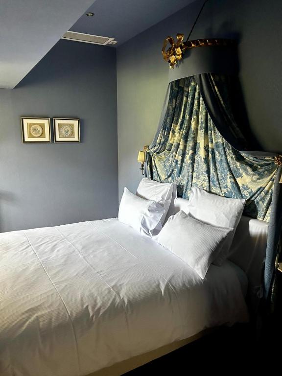Postel nebo postele na pokoji v ubytování Hôtel le Manoir du Soldat