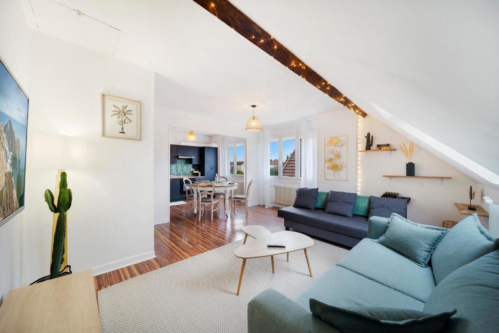un salon avec un canapé bleu et une table dans l'établissement Le Beau Marchais - Proche centre & Spacieux, à Dijon
