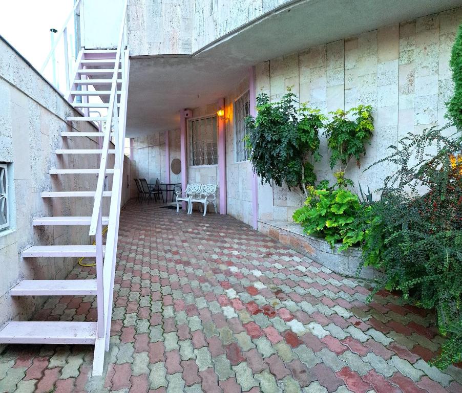 オデッサにあるHouse on Yakornyy laneのはしご付きの建物へ続く階段