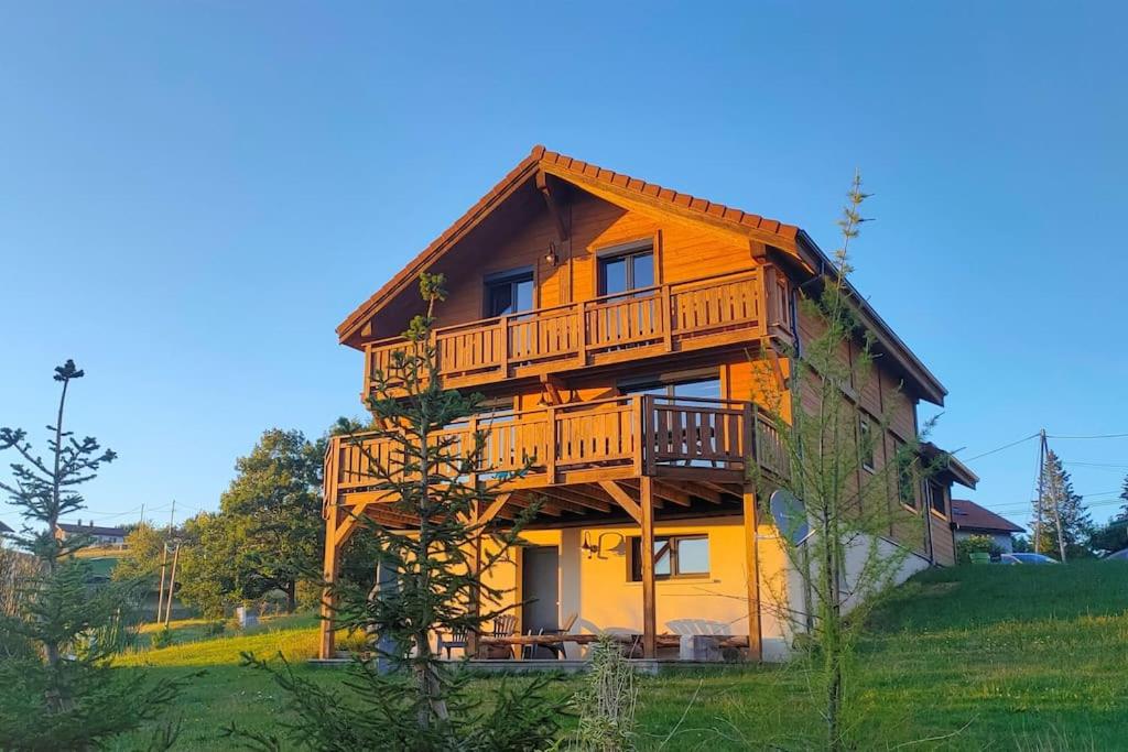 Cette grande maison en bois dispose d'un balcon sur une colline. dans l'établissement L'Eclipse -12p, vue lac au pied des pistes et SPA, à Gérardmer