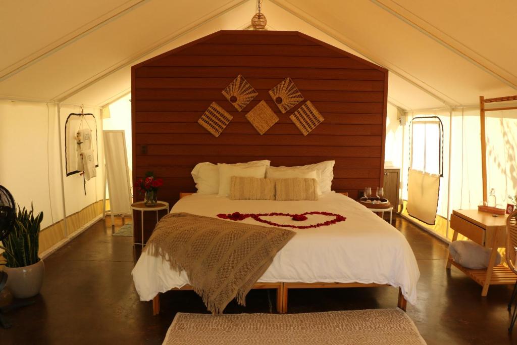 Postel nebo postele na pokoji v ubytování Salterra Glamping