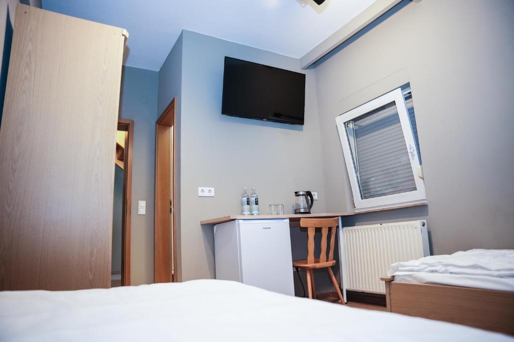 Angelis Pension Frankfurt Airport - Budget Single Room