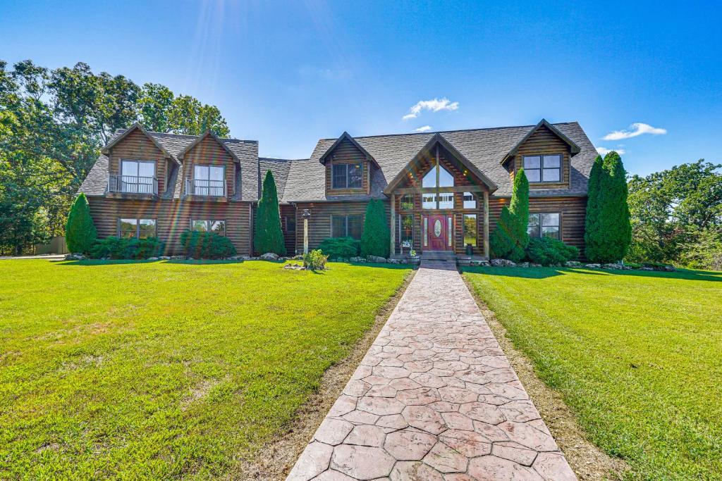 Κήπος έξω από το Game Room, Deck and Yard Lake of the Ozarks Retreat