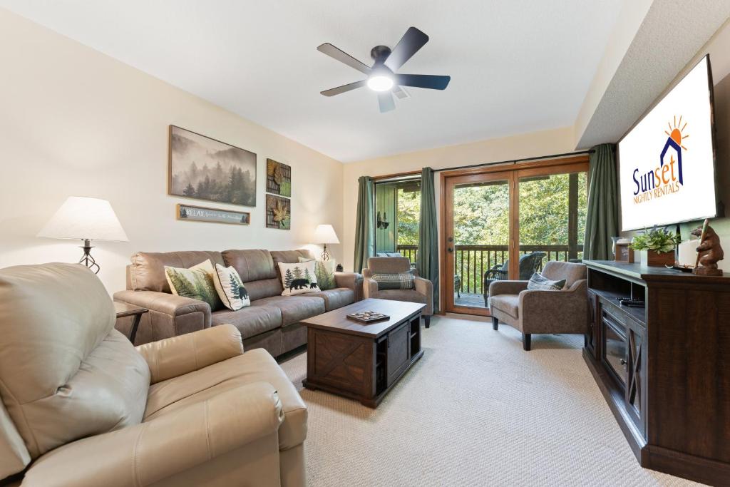 a living room with a couch and a tv at NE16-2 Sleepy Bear Camp condo in Branson West