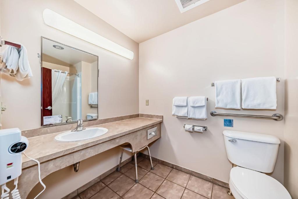 Koupelna v ubytování Grande Cache Inn & Suites