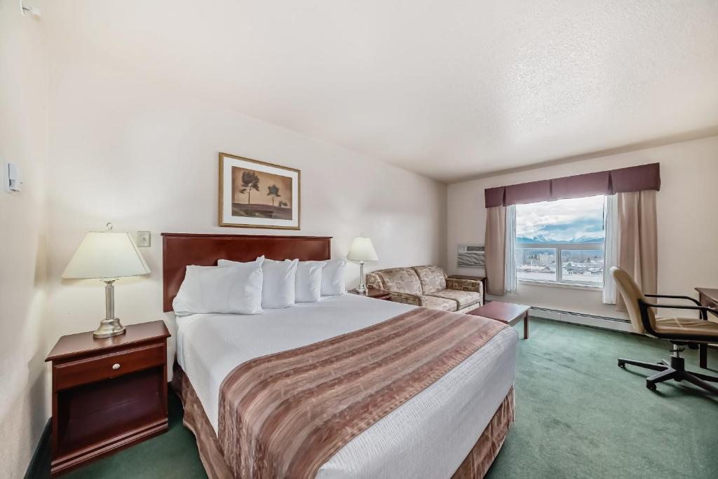 Postel nebo postele na pokoji v ubytování Grande Cache Inn & Suites