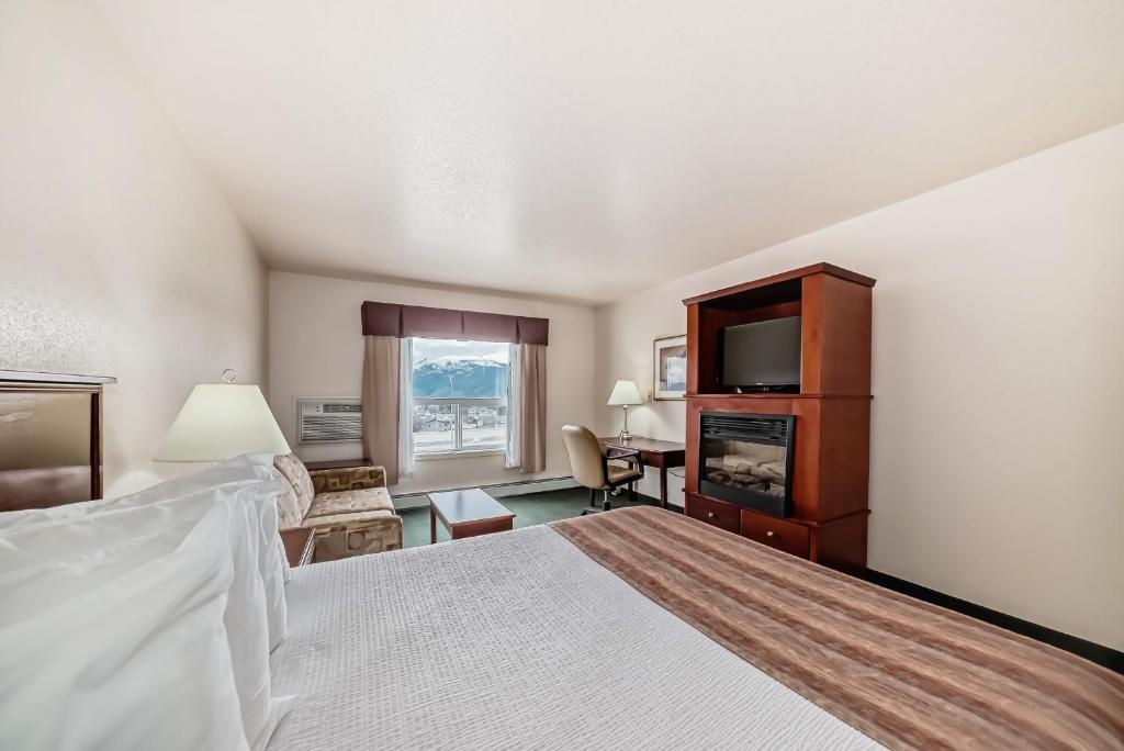 Postel nebo postele na pokoji v ubytování Grande Cache Inn & Suites