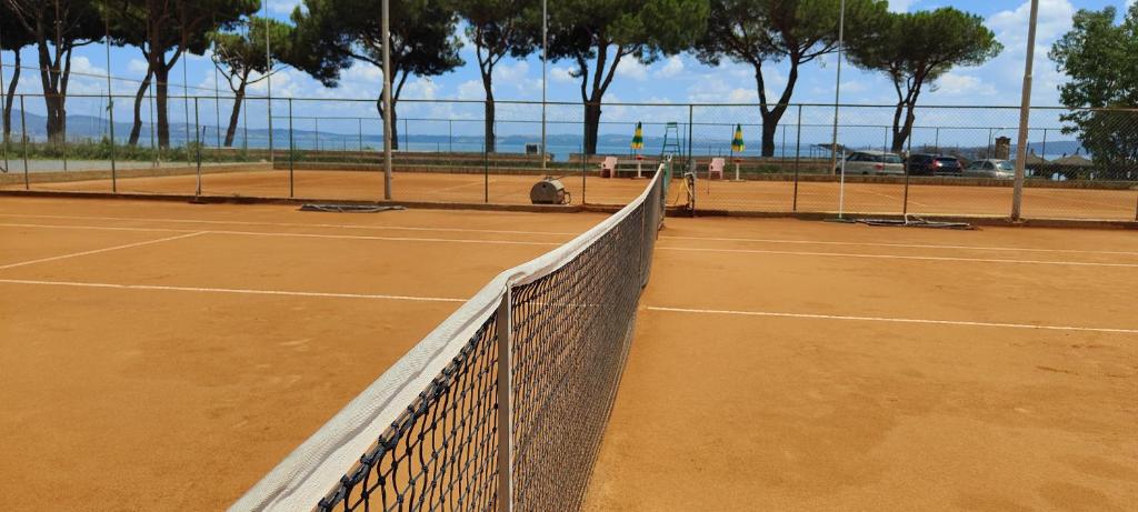 Tenis a/nebo squash v ubytování HA Hotel nebo okolí