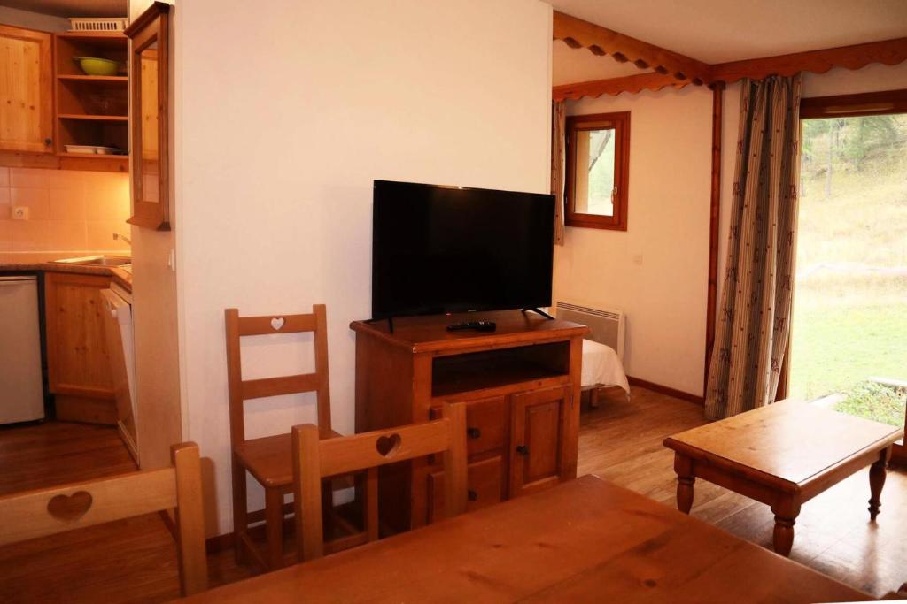 un salon avec une télévision à écran plat sur une table dans l'établissement Résidence Les Valerianes - C512 VALERIANES 1800 MAE-3681, aux Orres
