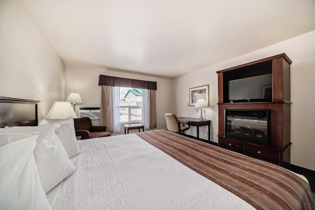 Postel nebo postele na pokoji v ubytování Grande Cache Inn & Suites