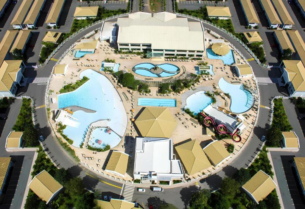 een bovenaanzicht van een groot cirkelvormig pretpark bij Lacqua diroma - Descanso Merecido, Park aquático 24h, Piscina de Ondas Exclusiva in Caldas Novas