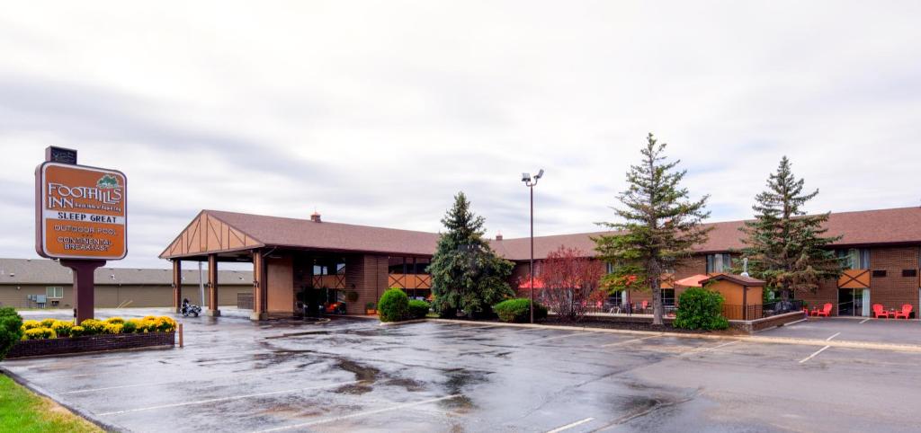 an empty parking lot in front of a building at The Foothills Inn in Rapid City