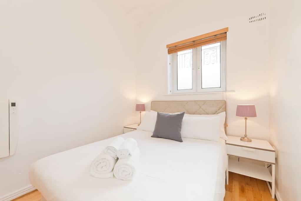 une chambre avec un lit blanc avec deux serviettes dessus dans l'établissement Blarney Apt 1BR Sleeps 4, à Dublin