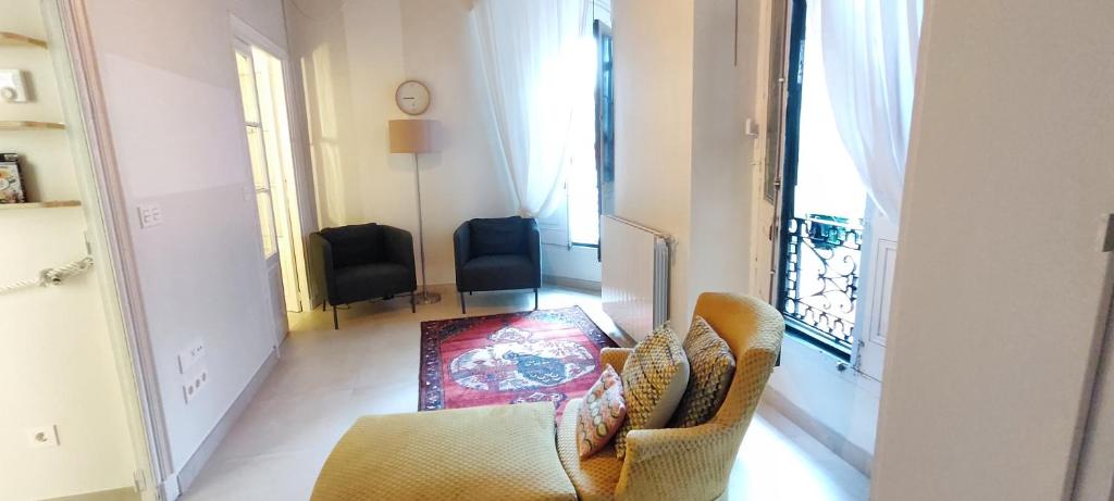 a living room with two chairs and a window at Mundaka Old town in Mundaka