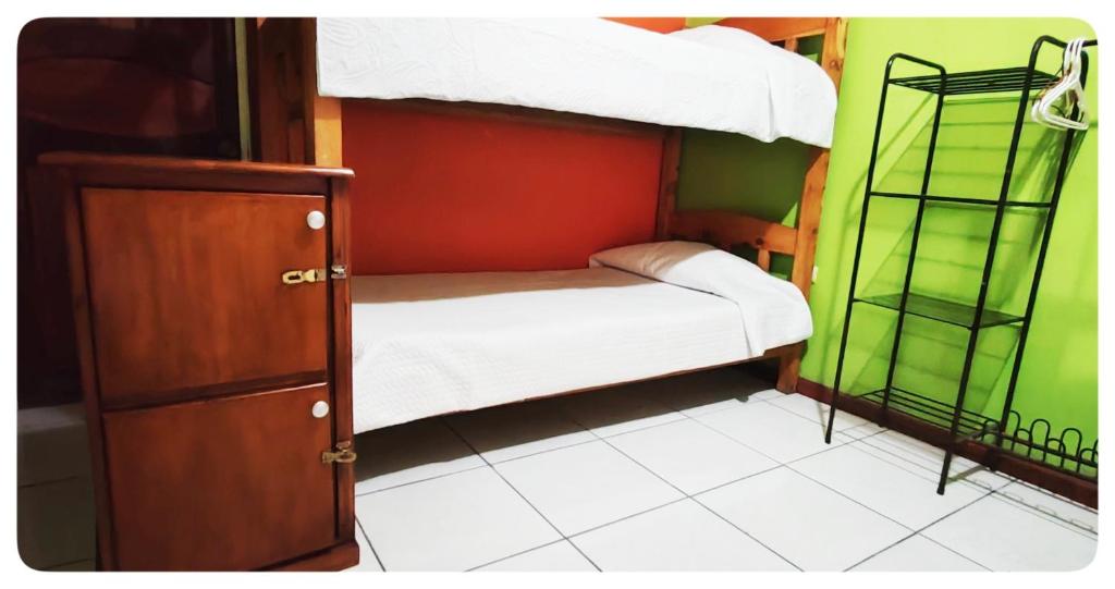 Hostel Coati Place Bed & Breakfast Adults Only - Lit Dans Une Salle De Dortoir Masculin à 4 Lits