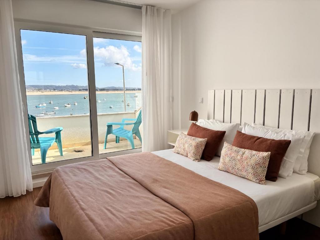 En eller flere senge i et værelse på Janelas da Baía - By SCH