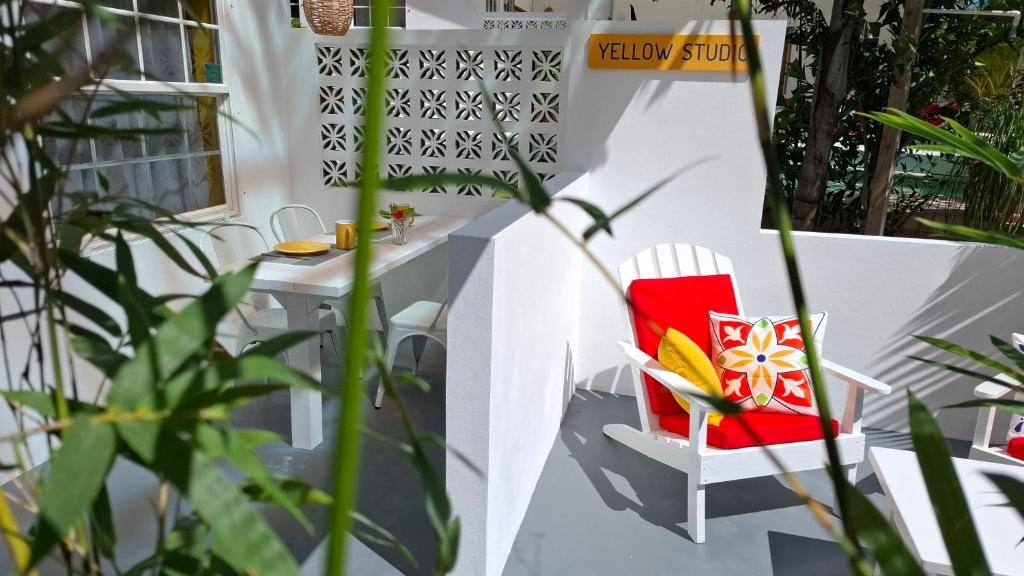 库尔克岛Amanda's Place Yellow Studio - Pool and Tropical garden的庭院里的白色椅子和桌子