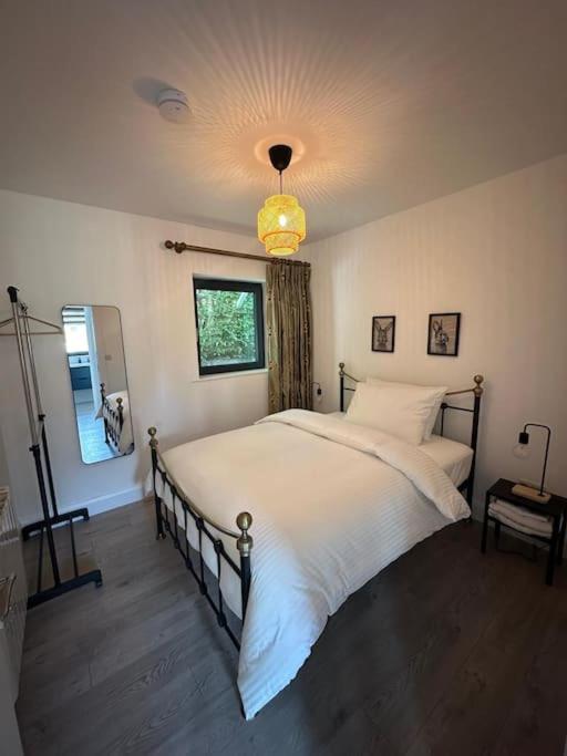 Postel nebo postele na pokoji v ubytování Peaceful, relaxing and warm 2-bedroom, sleeps 4, self-catering Galtee Mountain Lodge - for Mitchelstown, Cahir, Cashel and Cork, 1hr drive from 4 cities