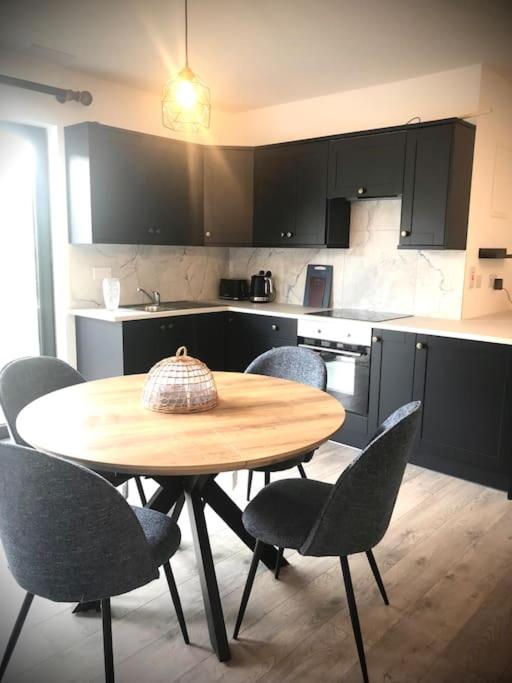 Kuchyň nebo kuchyňský kout v ubytování Peaceful, relaxing and warm 2-bedroom, sleeps 4, self-catering Galtee Mountain Lodge - for Mitchelstown, Cahir, Cashel and Cork, 1hr drive from 4 cities