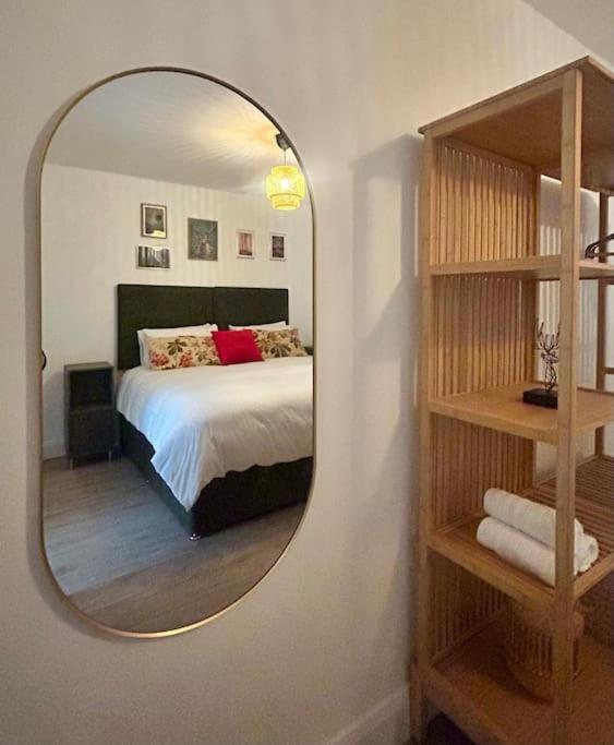 Postel nebo postele na pokoji v ubytování Peaceful, relaxing and warm 2-bedroom, sleeps 4, self-catering Galtee Mountain Lodge - for Mitchelstown, Cahir, Cashel and Cork, 1hr drive from 4 cities